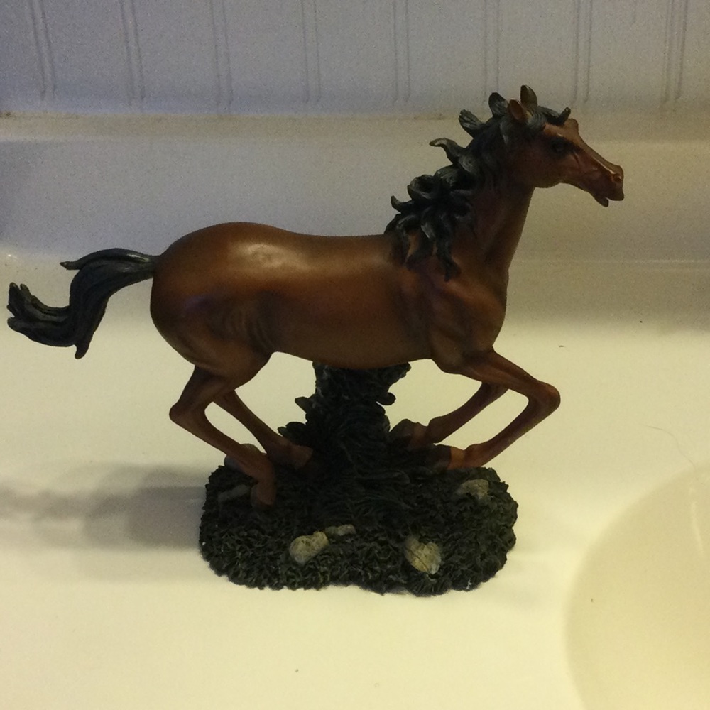 Herco Professional horse figurine.  Beautiful condition. Global ship.